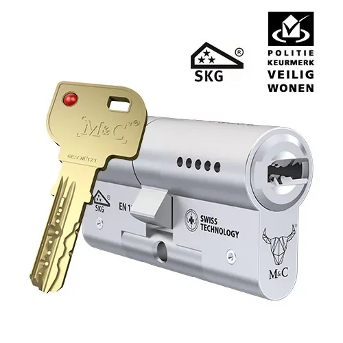 M&C cilinder met sleutel en de logos van SKG drie sterren en Politiekeurmerk Veilig Wonen
